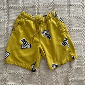 Nike shorts 
Size M
Waist 14”
Inseam 8”